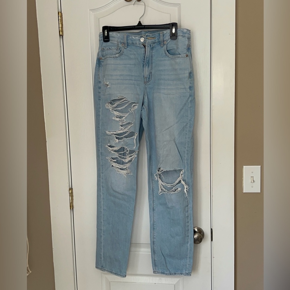American Eagle Ripped Mom Straight Jean